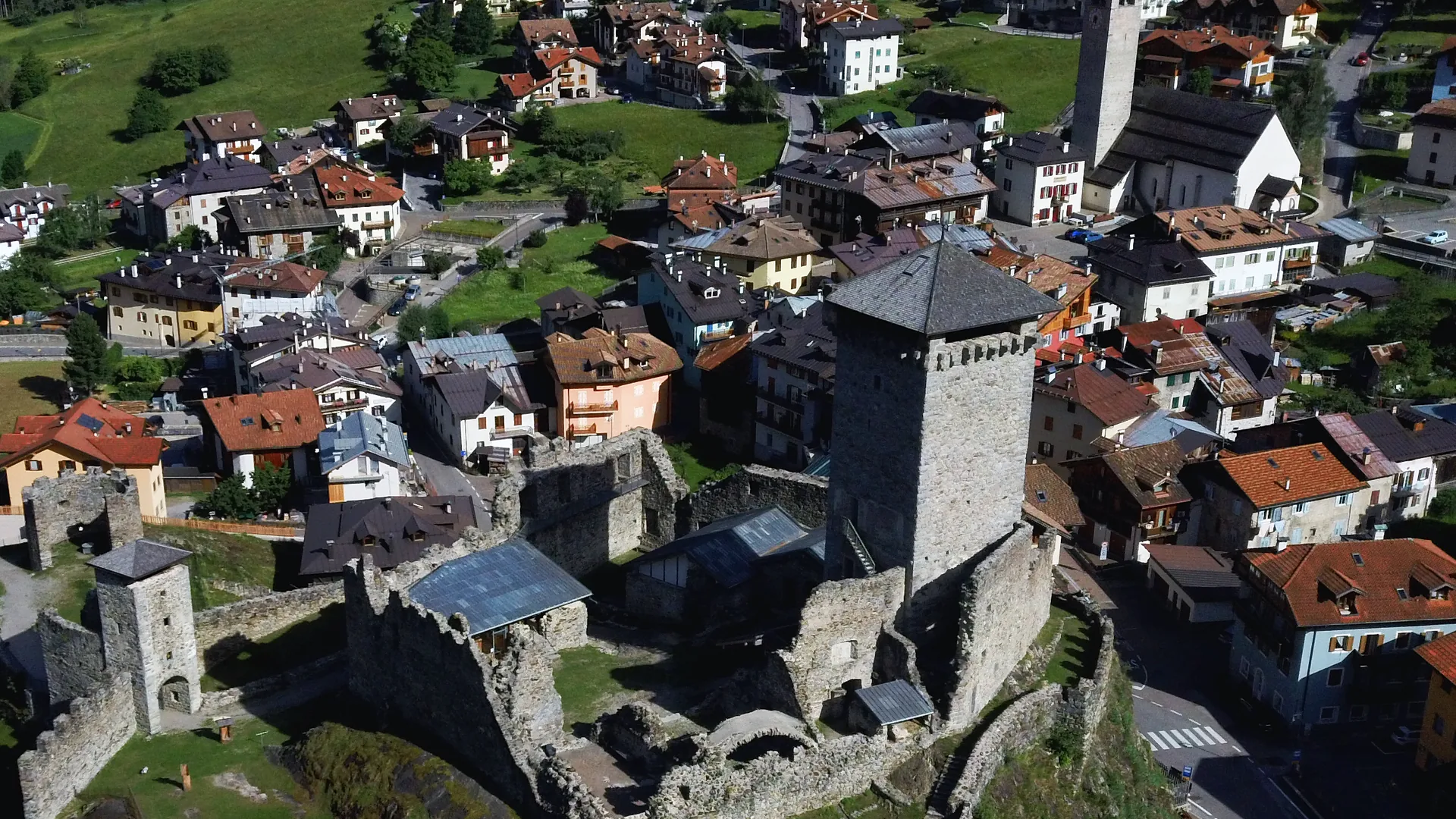Ossana e il Castello di San Michele, visti dall’alto